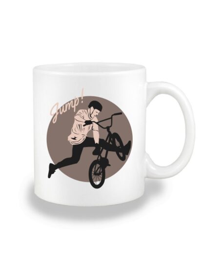 Biały kubek ceramiczny ze stonowanym nadrukiem rowerzysty BMX wykonującego ewolucję. Nad grafiką napis Jump.